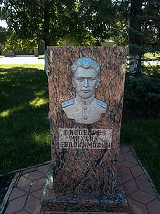 Памятная_стела_с_барельефом_Пивоварова_М.Е