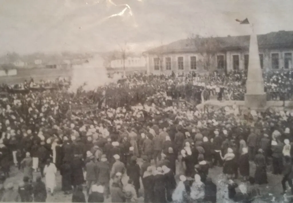 Памятник на улице Свобода в Сальске