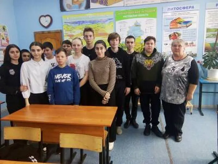1.О России петь