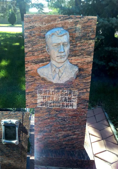 Памятная_стела_с_барельефом_Н.И._Филоненко