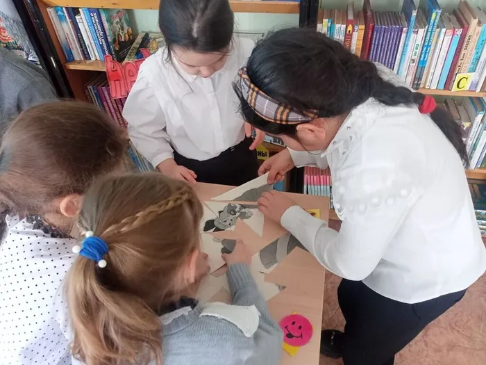 команда девочек собирает картинку - пазл.
