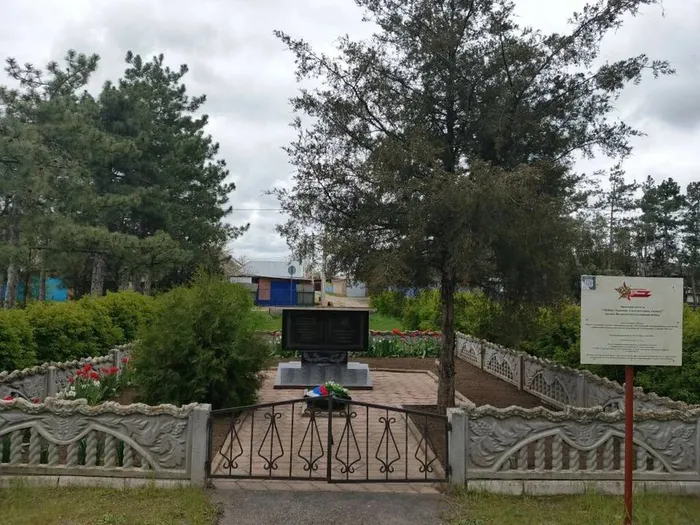 Обелиск на могиле капитана Траспова и неизвестного солдата