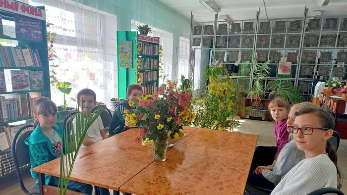 Закружилась в небе осень