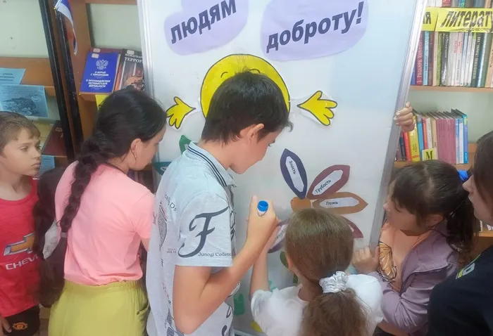 собирают цветок дружбы